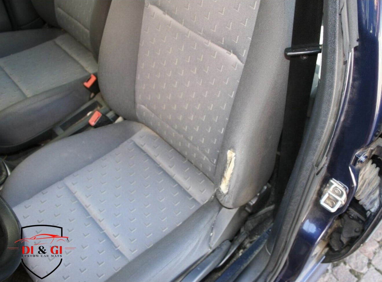 Sedile grigio in auto prima della riparazione, fianco strappato
