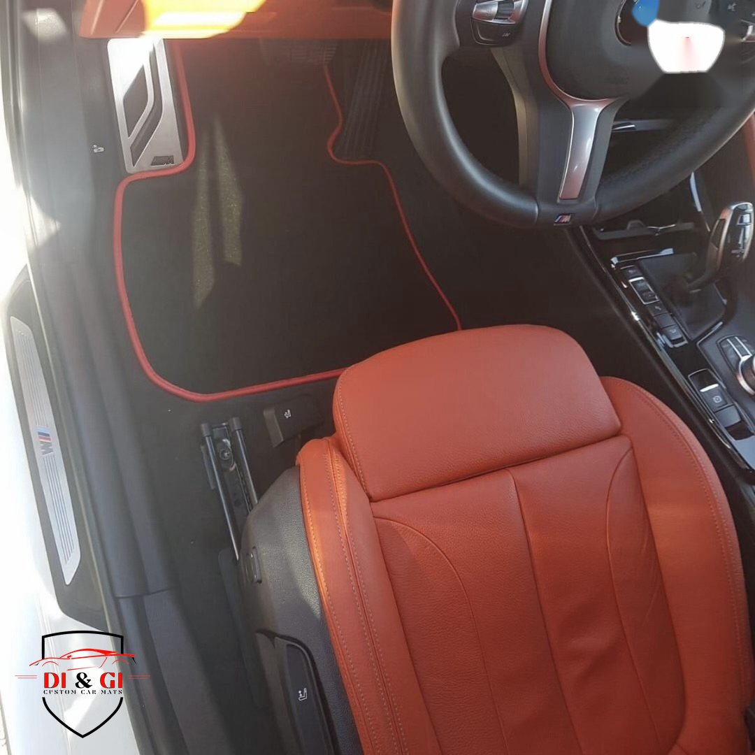 Tappeto premium nero con bordo rosso, BMW