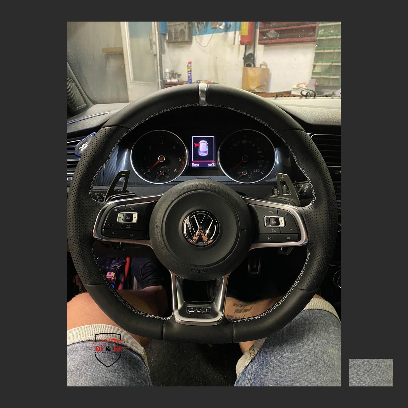 Volante Volkswagen GTD in pelle punzonata con cuciture bianche, montato