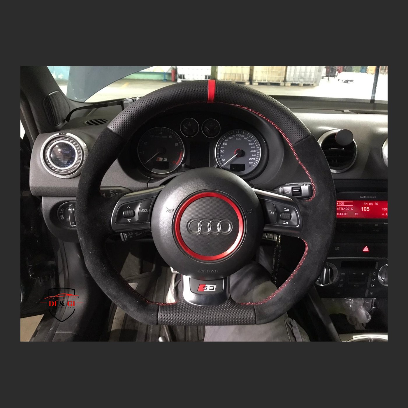 Volante Audi S3 in alcantara, striscia e cuciture rosse, montato