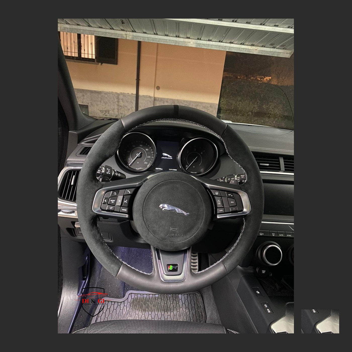 Volante Jaguar in alcantara, montato in auto